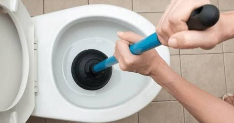 Thông Bồn Cầu Nghẹt: 15+ Cách Xử Lý Nhanh, Hiệu Quả 100% Tại Nhà (Cập nhật 2026) 3 Cách thông bồn cầu bằng Pittong