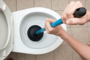 Hướng dẫn thông tắc bồn cầu và đường ống đúng cách tại nhà
