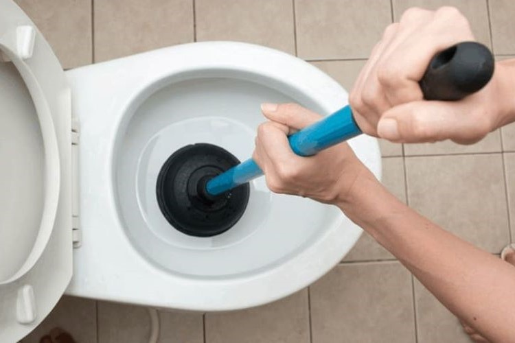 Hướng dẫn thông tắc bồn cầu và đường ống đúng cách tại nhà 1 Hướng dẫn thông tắc bồn cầu và đường ống đúng cách tại nhà