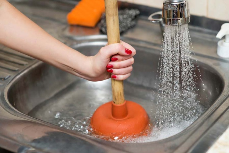Cống thoát nước chậm: dấu hiệu cảnh báo nghẹt ngầm không nên bỏ qua 1 Cống thoát nước chậm